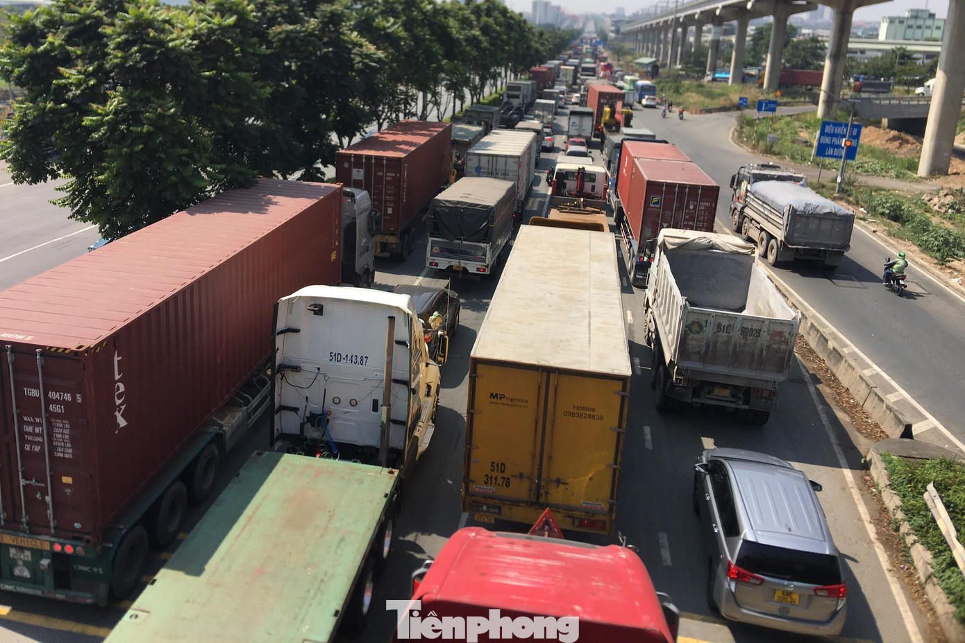 Dòng phương tiện nối đuôi nhau vào cảng Cát Lái và các cụm cảng nằm trên địa bàn TP Thủ Đức với lưu lượng lớn là nguyên nhân gây ùn tắc giao thông trên xa lộ Hà Nội.