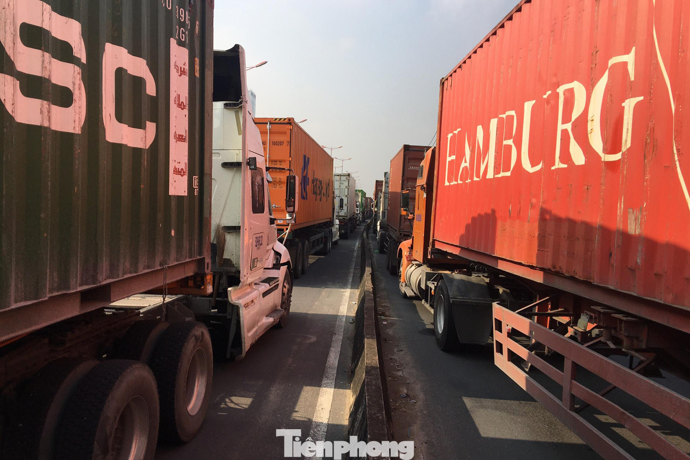 Hàng nghìn phương tiện nối đuôi nhau đứng im trên quãng đường dài hơn 5km suốt nhiều giờ.