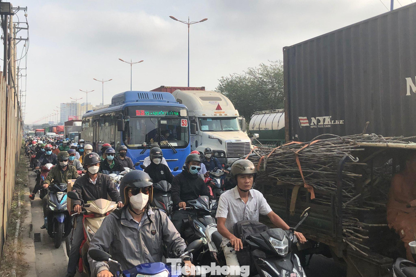 Tình trạng kẹt xe xảy ra từ sáng sớm đến hơn 14h chiều vẫn chưa giảm khiến người dân vô cùng mệt mỏi.