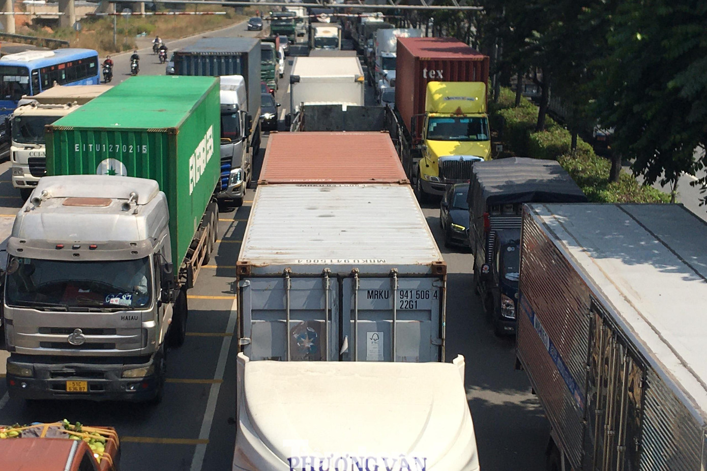 Các làn ô tô trên xa lộ Hà Nội hướng cầu Đồng Nai đi cảng Cát Lái kín mít xe tải, xe container.