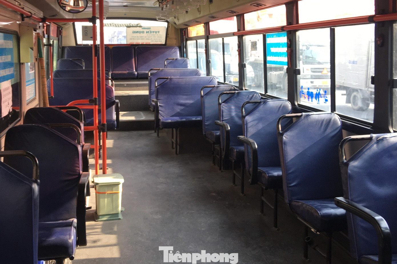 Hành khách xuống xe để đi bộ khiến xe buýt trống không.