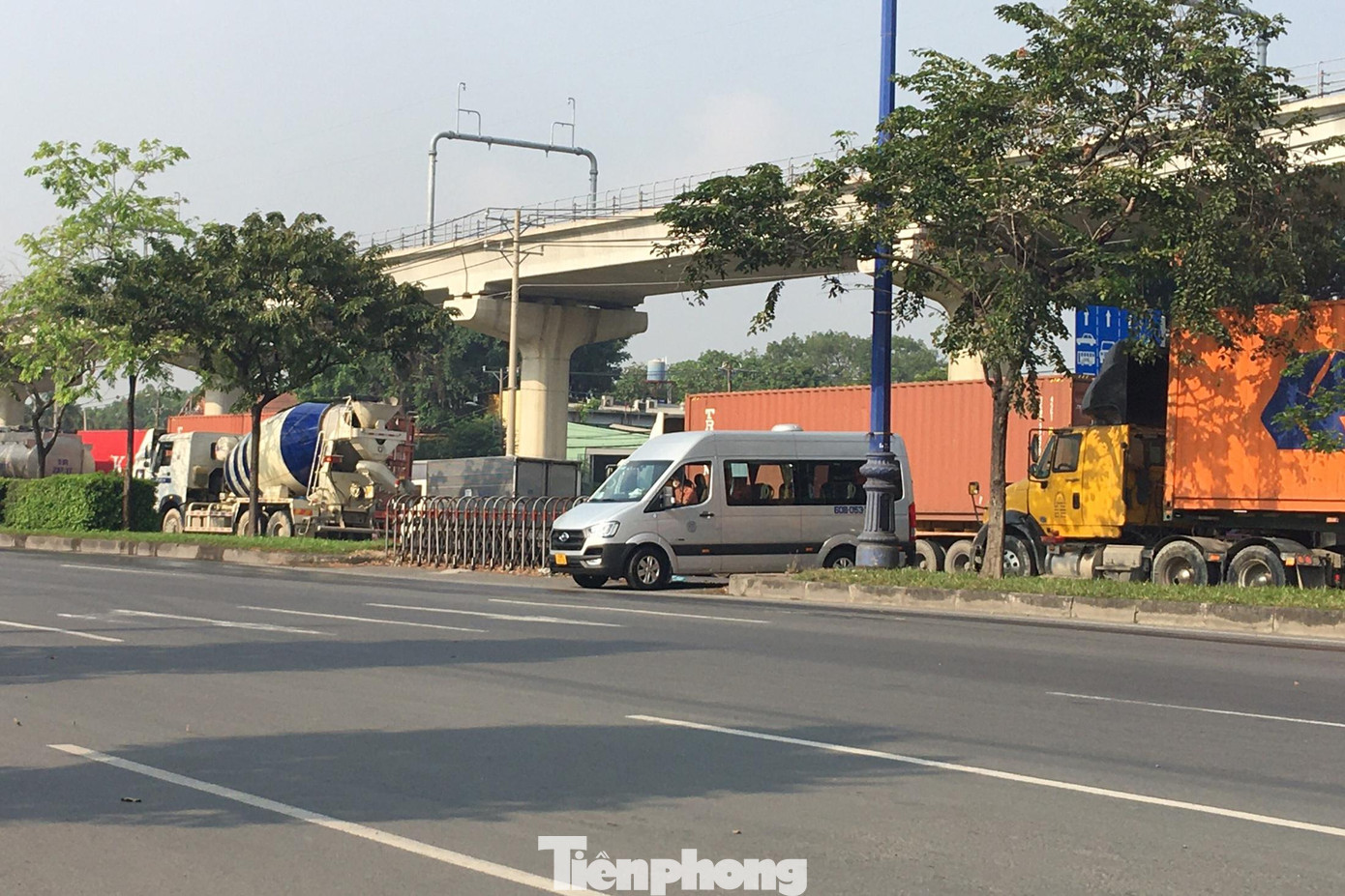 Trong khi đó, nhiều tài xế cũng tìm cách quay đầu xe để đi hướng khác nhằm tránh kẹt.