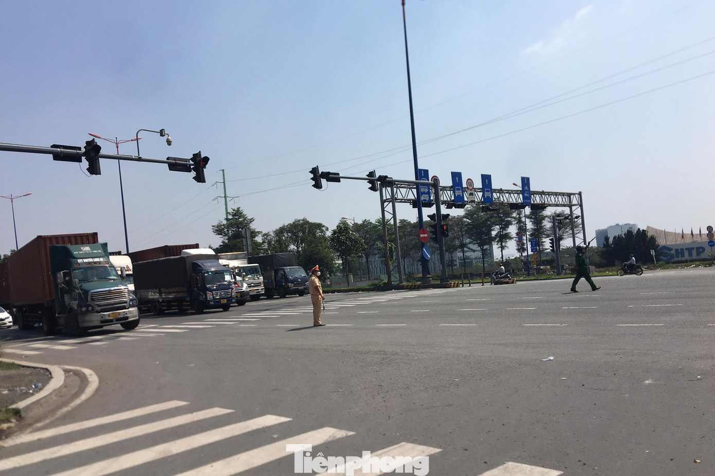 Lực lượng Cảnh sát giao thông vất vả điều tiết, phân luồng giao thông dưới trời nắng gắt để giải tỏa các phương tiện.