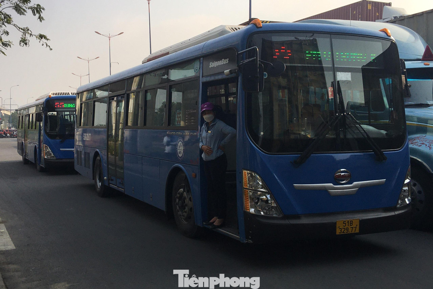 Ùn tắc giao thông nghiêm trọng khiến tất cả các phương tiện hầu như không thể di chuyển, kể cả xe buýt.