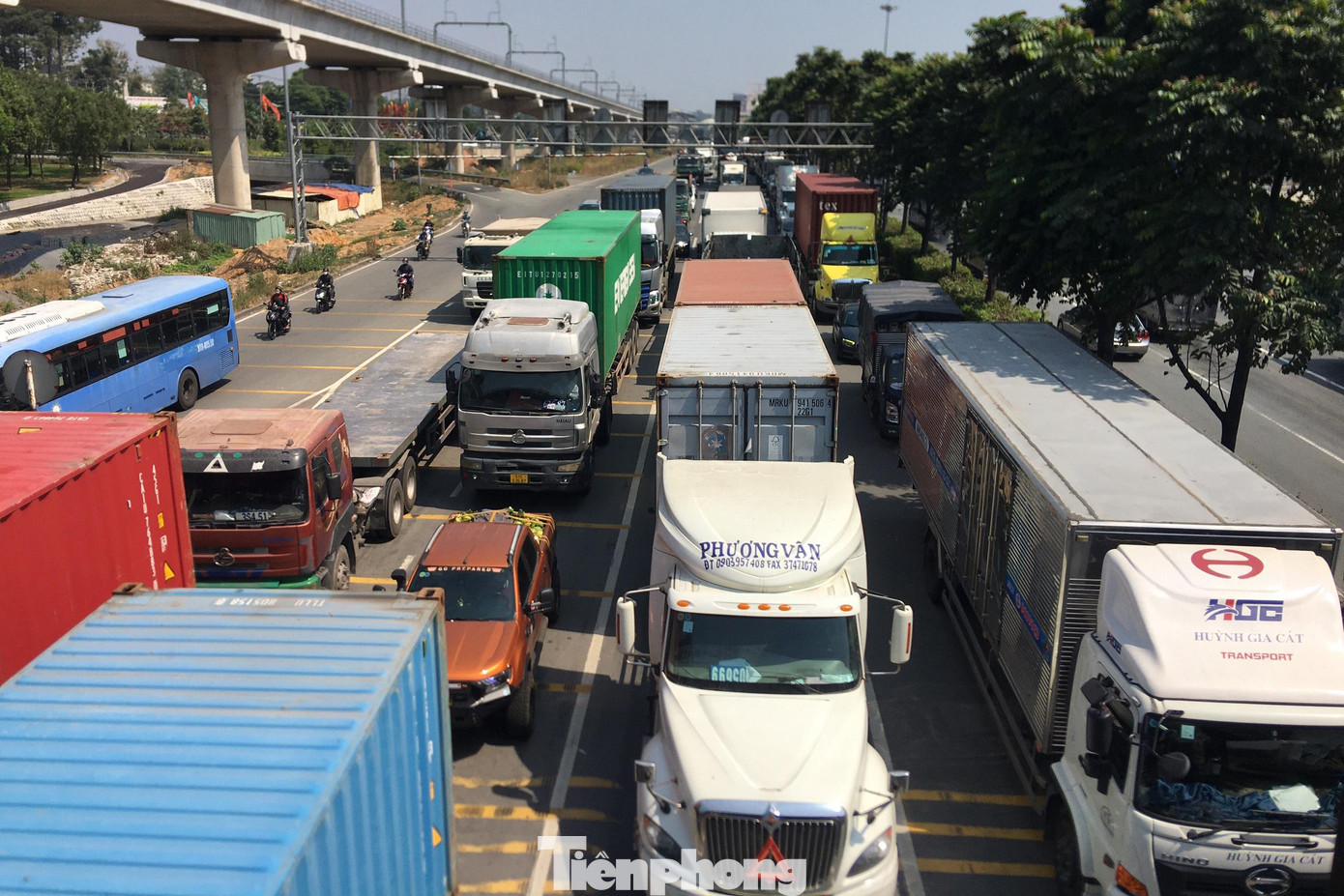 Ngày 27/1 (25 tháng Chạp), xa lộ Hà Nội thuộc TP Thủ Đức, TPHCM xảy ra tình trạng kẹt xe nghiêm trọng kéo dài.