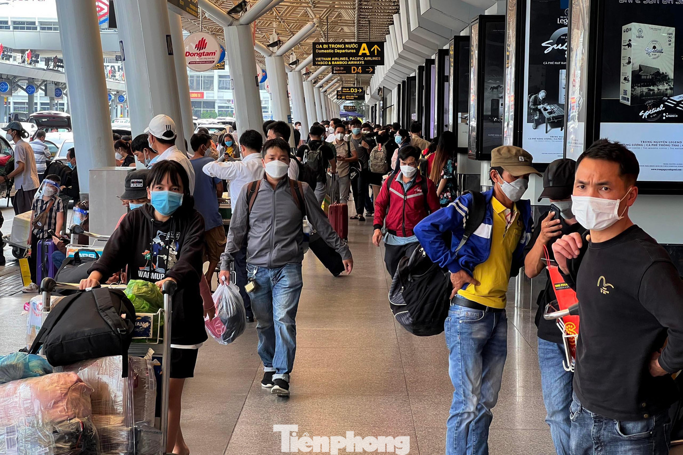 Cũng như bến xe Miền Đông, từ chiều 28/1, rất đông người dân đã đến sân bay Tân Sơn Nhất để làm thủ tục lên máy bay về quê ăn Tết.