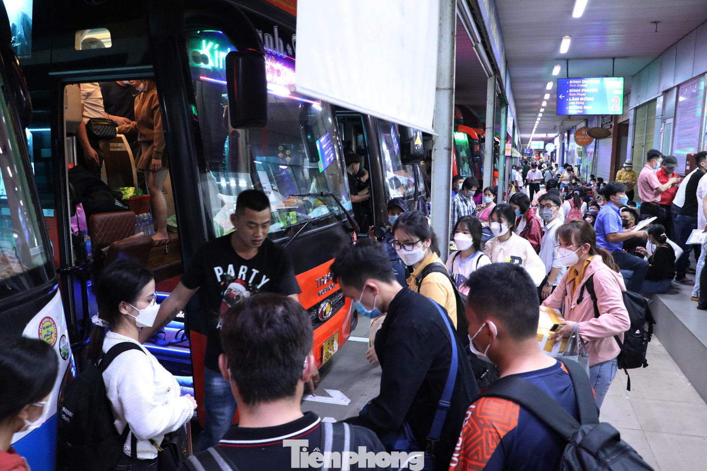 Hành khách đến bến xe Miền Đông mua vé đa số về các tỉnh miền Trung, Tây Nguyên.