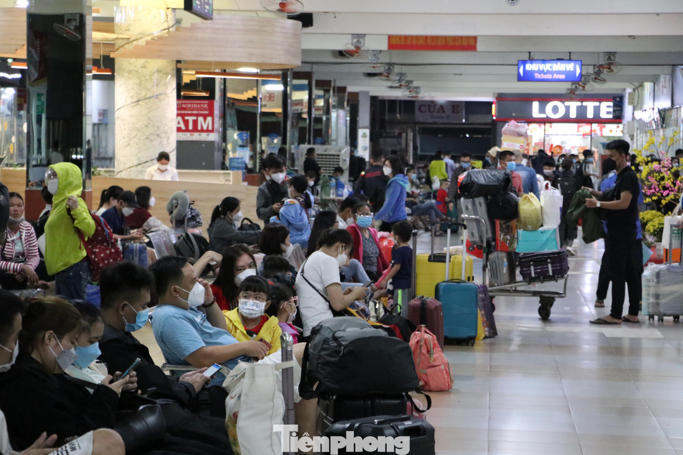 Năm nay, chị Diễm về quê với tâm trạng vừa buồn vừa vui. &quot;Buồn vì năm này dịch bệnh làm không được nhiều tiền, vui vì cuối cùng cũng được về quê thăm gia đình dịp Tết&quot;, chị Diễm chia sẻ.