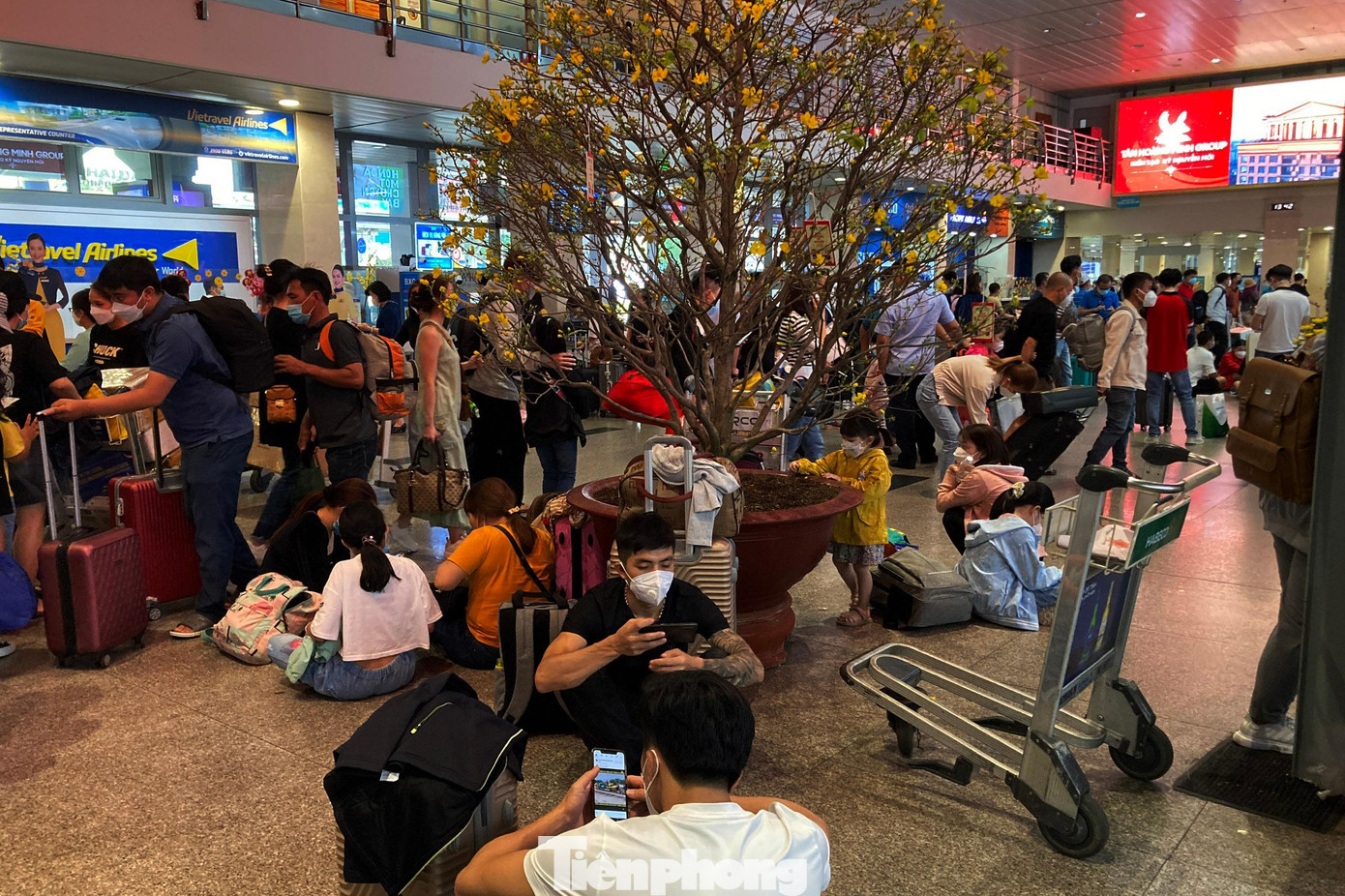 Để tránh tình trạng trễ chuyến bay do kẹt đường, ùn tắc ở khu vực làm thủ tục &quot;check-in&quot;, Cảng hàng không Tân Sơn Nhất đề nghị hành khách đến sân bay làm thủ tục trước 120 phút. Hành khách không có hành lý ký gửi có thể làm thủ tục &quot;check-in&quot; online hoặc tại các ki-ốt được bố trí trong sảnh sân bay.