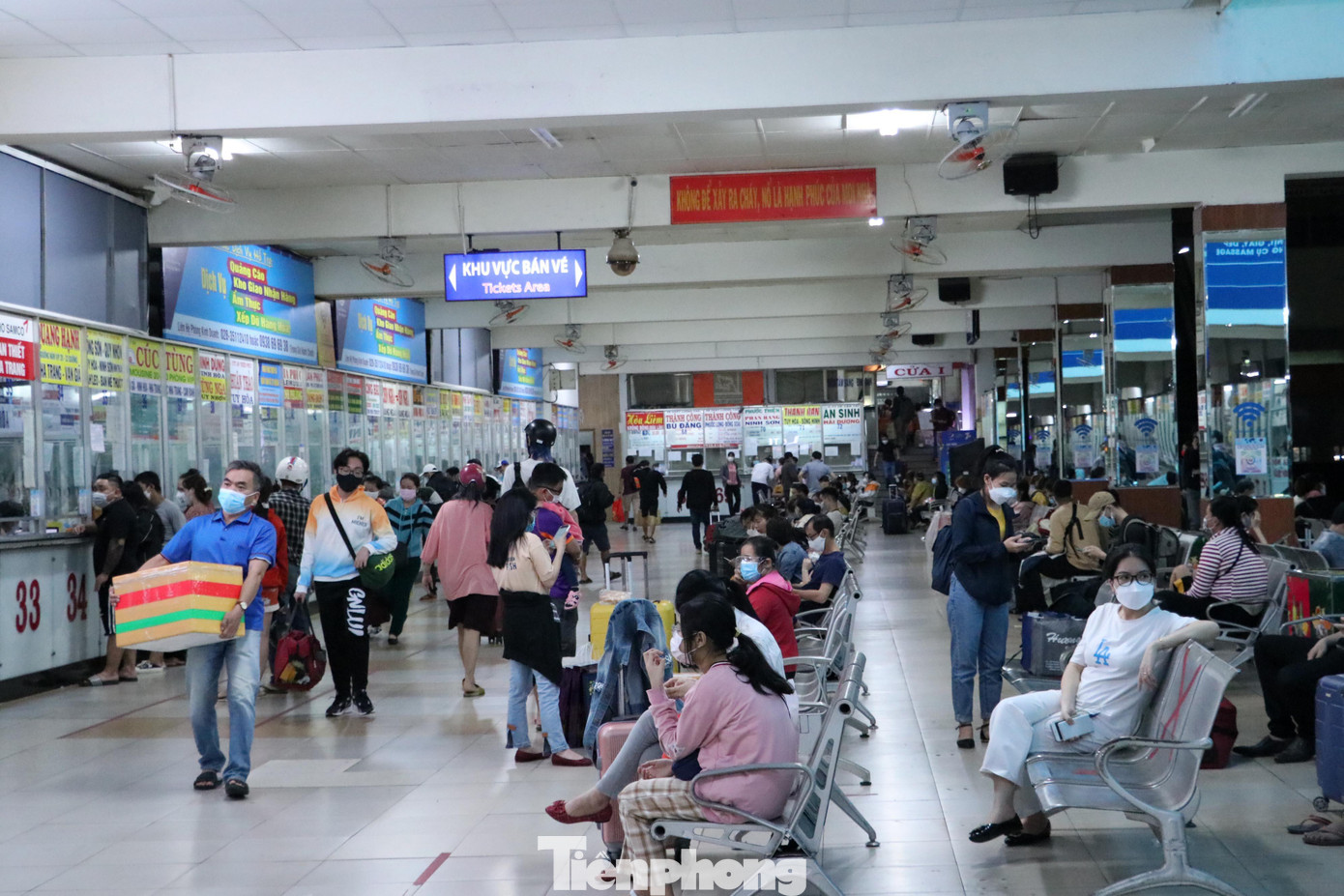 Theo lãnh đạo bến xe Miền Đông, ngày 28-29/1 được dự báo là cao điểm. Người dân về quê qua bến xe Miền Đông với khoảng hơn 20.000 lượt khách/ngày.