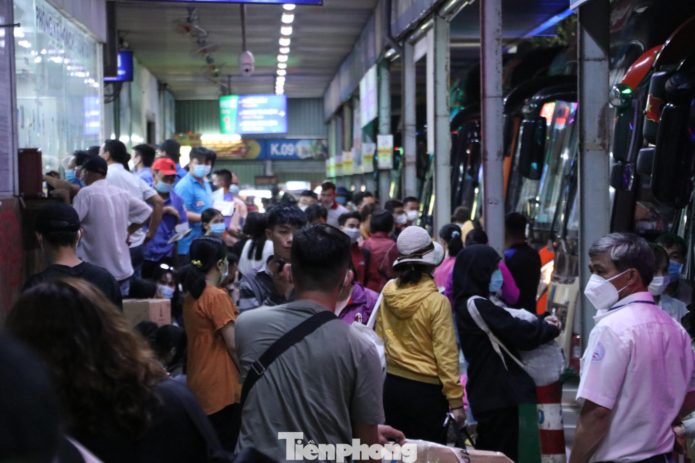 Giá vé xe khách Tết năm nay tăng khoảng 40-60% so với giá vé ngày thường nhưng so với năm ngoái vẫn thấp hơn.