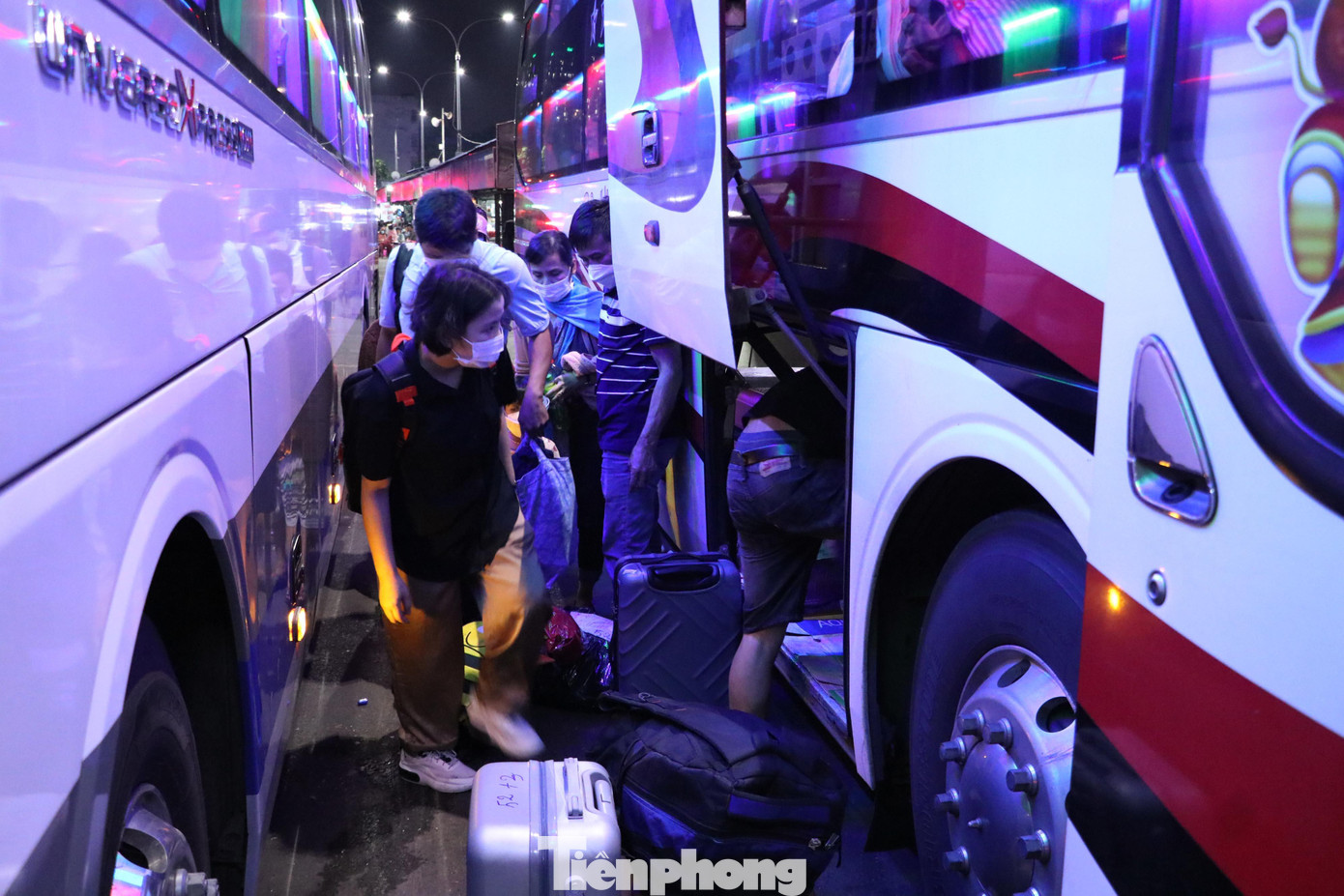 Chị Nguyễn Thị Diễm (ở tỉnh Khánh Hòa) cùng con trai đi xe buýt từ huyện Củ Chi đến bến xe Miền Đông từ rất sớm để mua vé xe về quê ngoại ăn Tết.