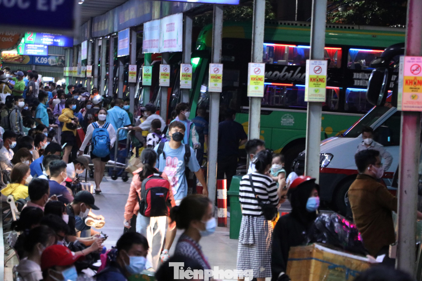Ghi nhận của phóng viên tại bến xe Miền Đông, từ khoảng 18h hôm nay, rất đông người dân đã tập trung về đây để mua vé xe khách hồi hương.