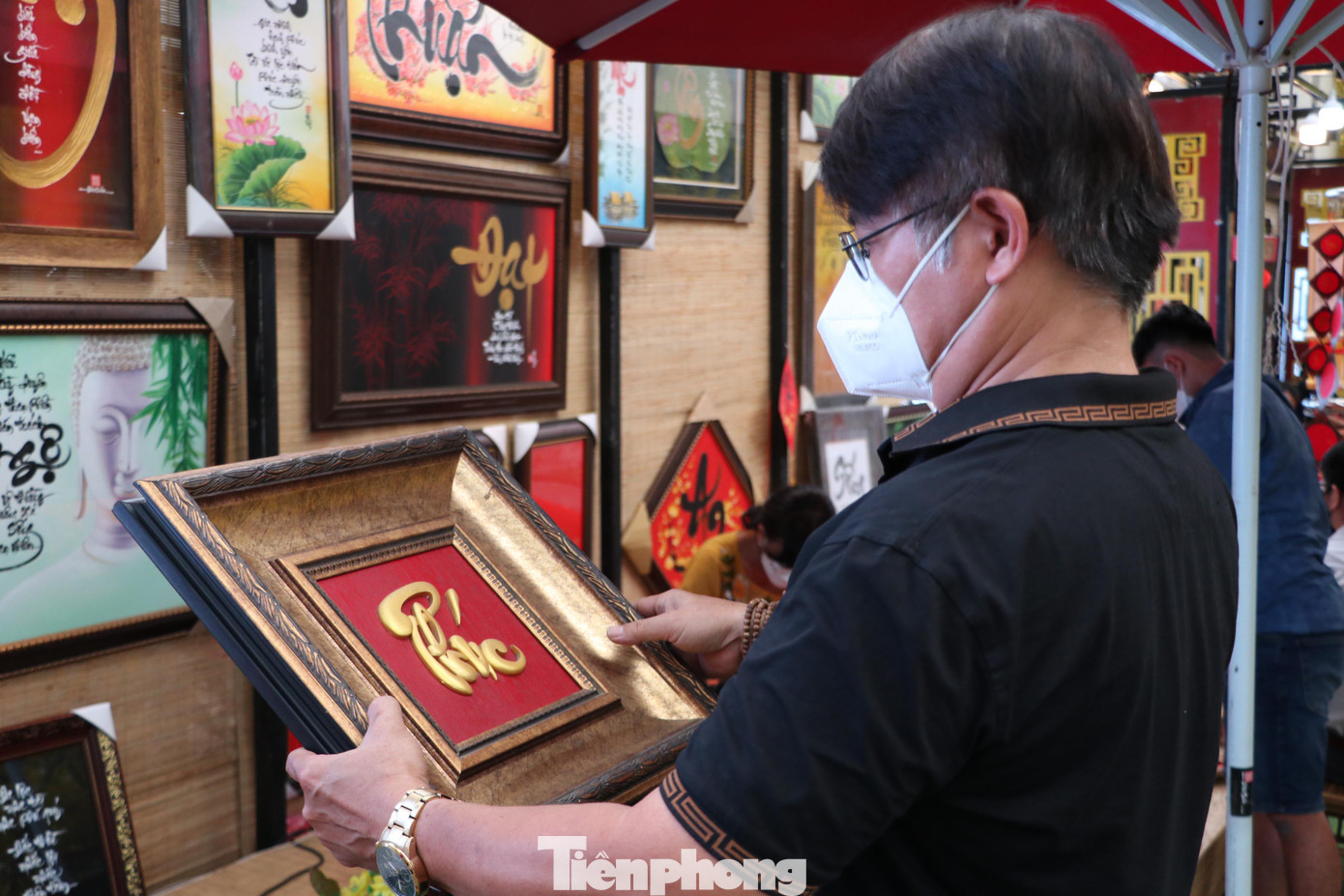 Nhiều du khách khi đến phố ông đồ cũng tranh thủ mua cho mình một vài bức tranh chữ về treo trong nhà hoặc làm quà biếu người thân dịp Tết.