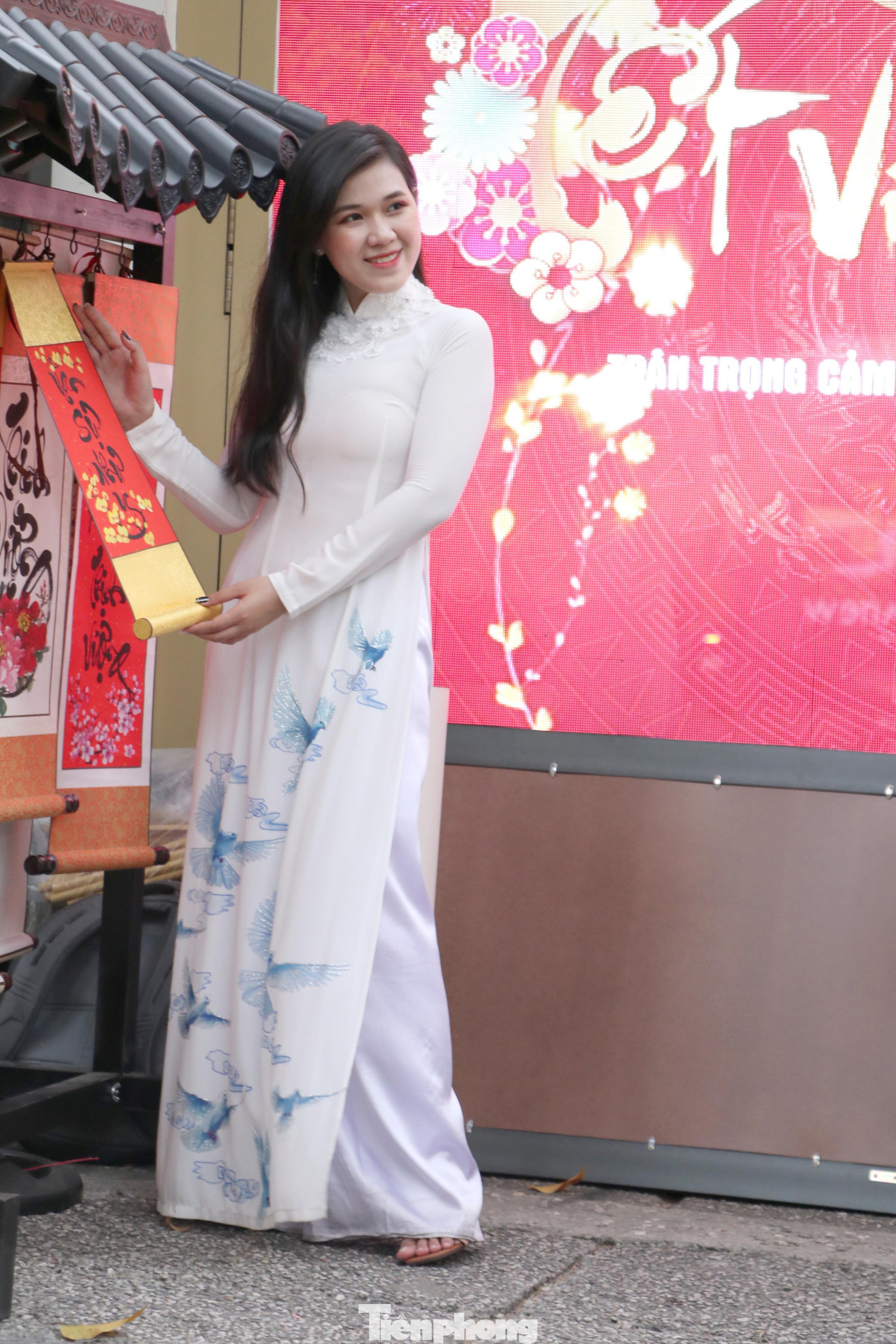 Các câu đối, tranh vẽ, tranh chữ thường được các bạn trẻ lựa chọn để chụp ảnh.