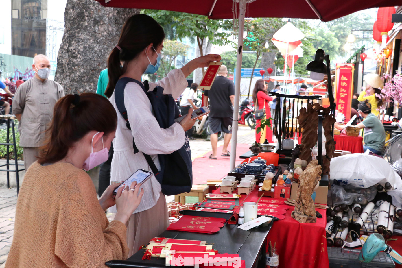 Thư pháp, câu đối, thiệp chúc Tết được bày bán thu hút nhiều bạn trẻ tham quan, mua sắm.