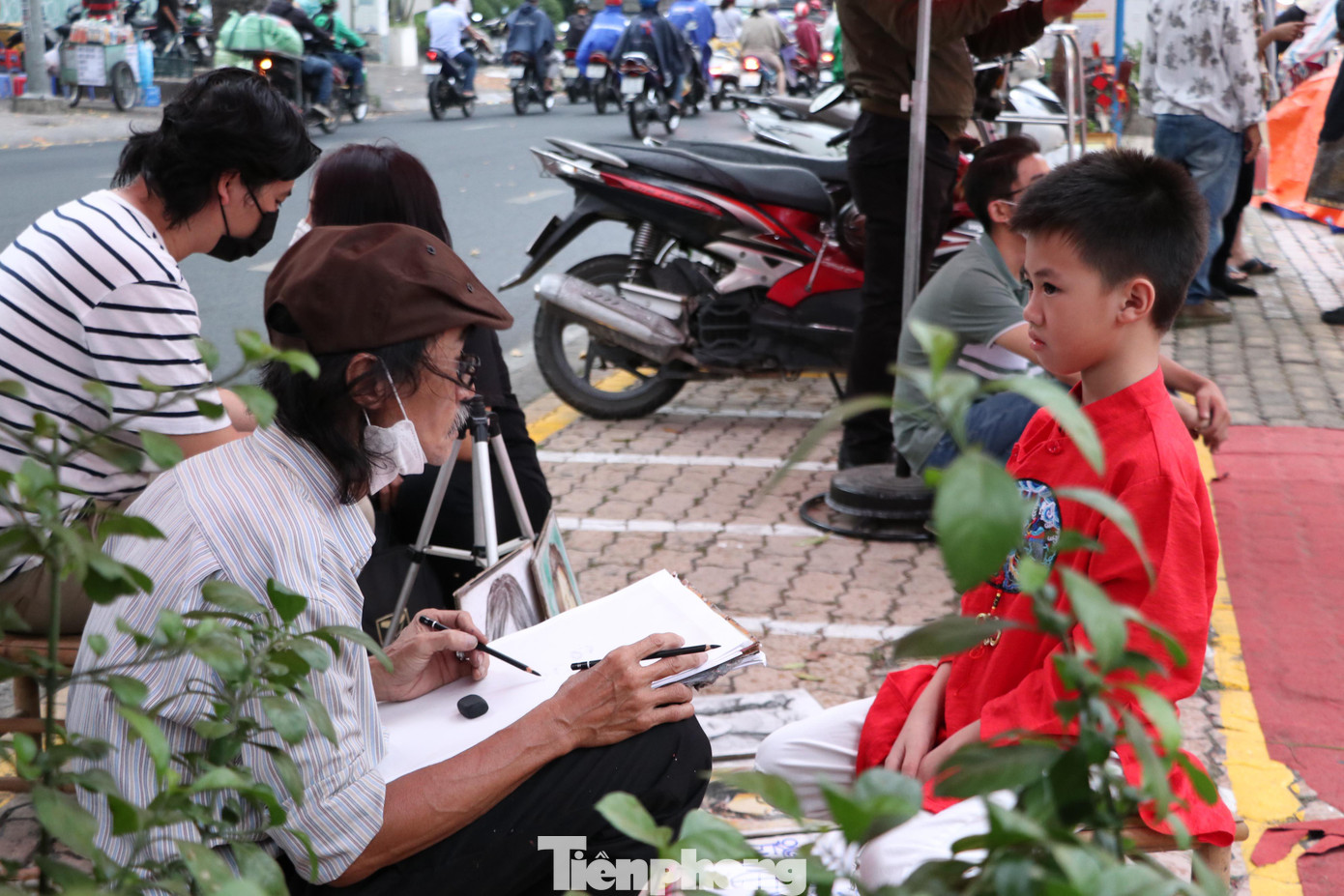 Cùng với thư pháp, tranh chữ, các họa sĩ đường phố cũng được dịp trổ tài vẽ chân dung tại phố ông Đồ.