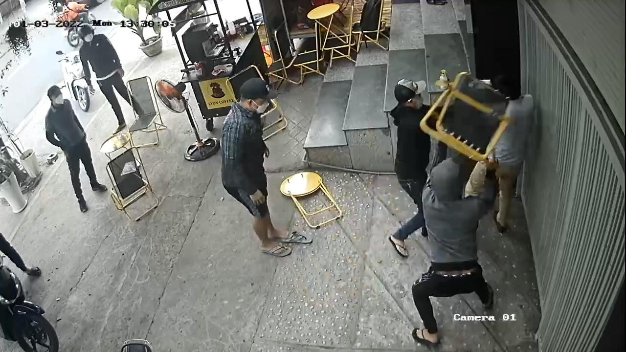 Nhóm của Thạch hành hung ông H. tại nhà.