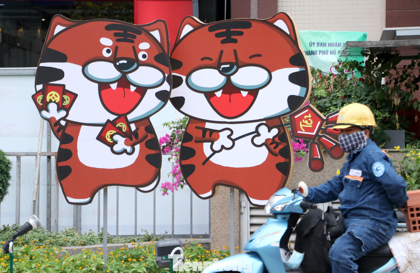 Các tiểu cảnh, linh vật được bố trí xuyên suốt đường hoa để du khách có thể thoải mái chụp hình lưu niệm, lưu giữ những khoảnh khắc tại đường hoa.