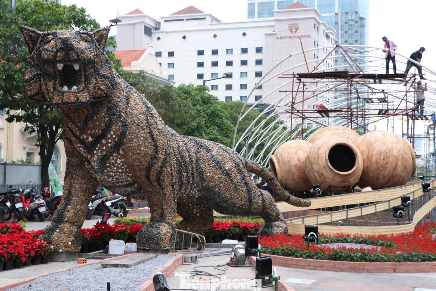 Linh vật Hổ Nhâm Dần đã xuất hiện trên đường hoa Nguyễn Huệ ảnh 4