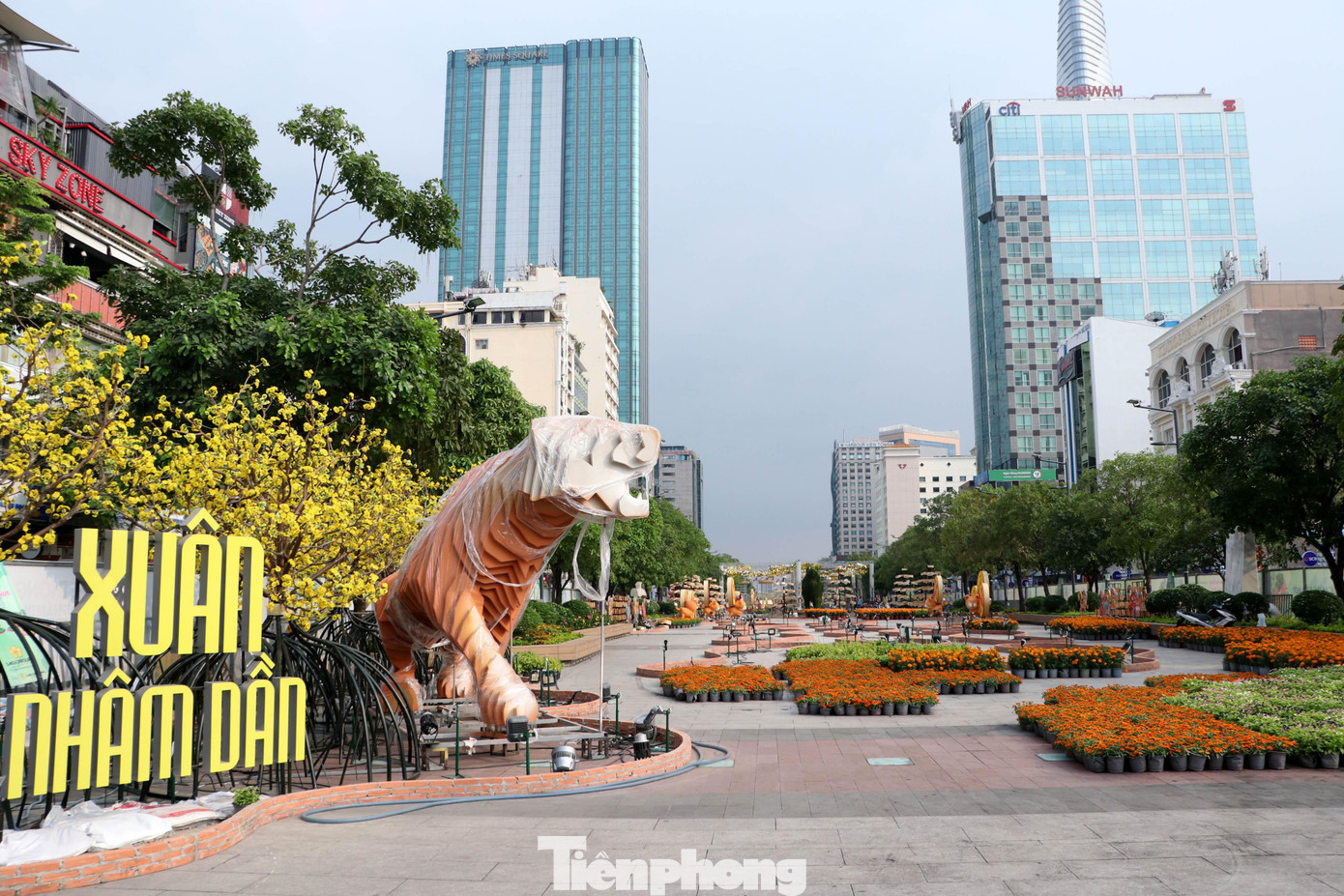 Với chủ đề “Xuân quê hương, ấm tình nhân ái”, đường hoa Nguyễn Huệ Tết Nhâm Dần 2022 ghi đậm dấu ấn về một “giai đoạn lịch sử” khó quên của TPHCM đang từng bước hồi sinh sau khi trải qua nhiều tháng là tâm dịch của cả nước.