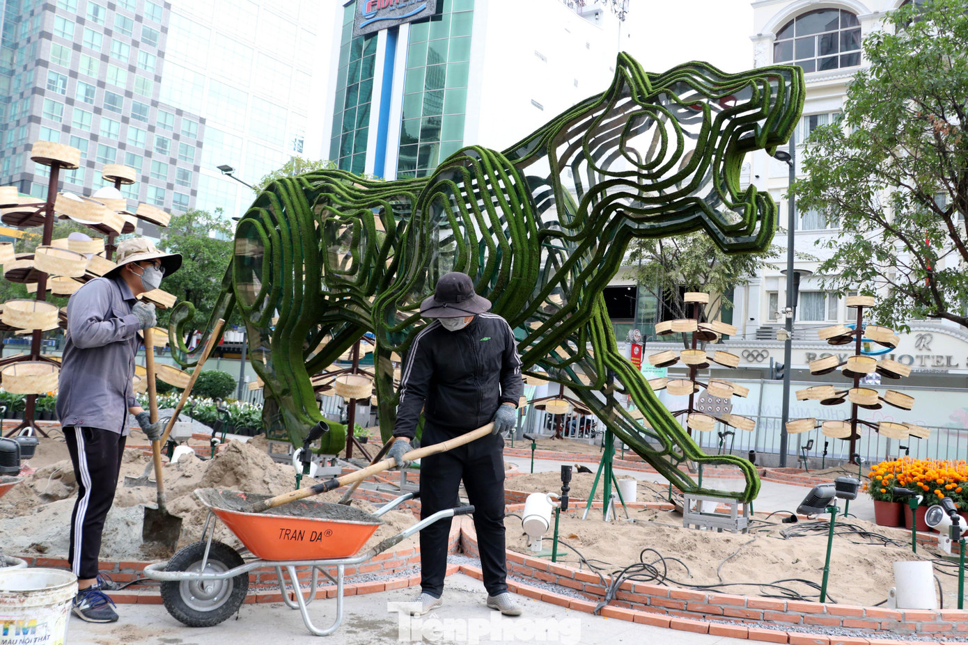 Khác với các năm trước, linh vật cổng chào Đường hoa 2022 không nằm ở vị trí trung tâm mà được chuyển dời sang hai bên với hình tượng “Song hổ tương phùng” cao 3m, dài gần 7m, được tạo thành từ những lát thép, lát inox cắt gọt tinh tế.