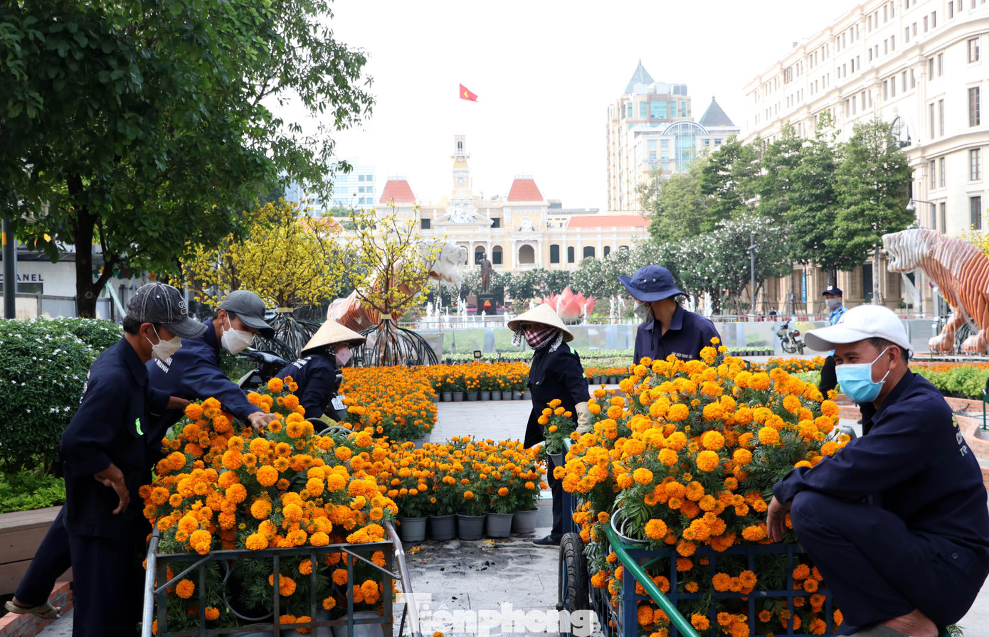 Ngày 26/1 (24 tháng Chạp), các công nhân tất bật thi công đường hoa Nguyễn Huệ Tết Nguyên đán Nhâm Dần 2022 để phục vụ người dân du Xuân đón Tết.