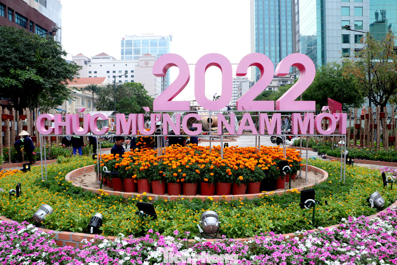 Ban Tổ chức đường hoa Nguyễn Huệ Tết Nhâm Dần 2022 khuyến nghị khách thưởng ngoạn tuân thủ biện pháp 5K an toàn phòng chống dịch, giữ khoảng cách, tránh tụ tập đông người, sát khuẩn tay, đeo khẩu trang đúng cách trong suốt thời gian tham quan đường hoa và ở nơi công cộng.