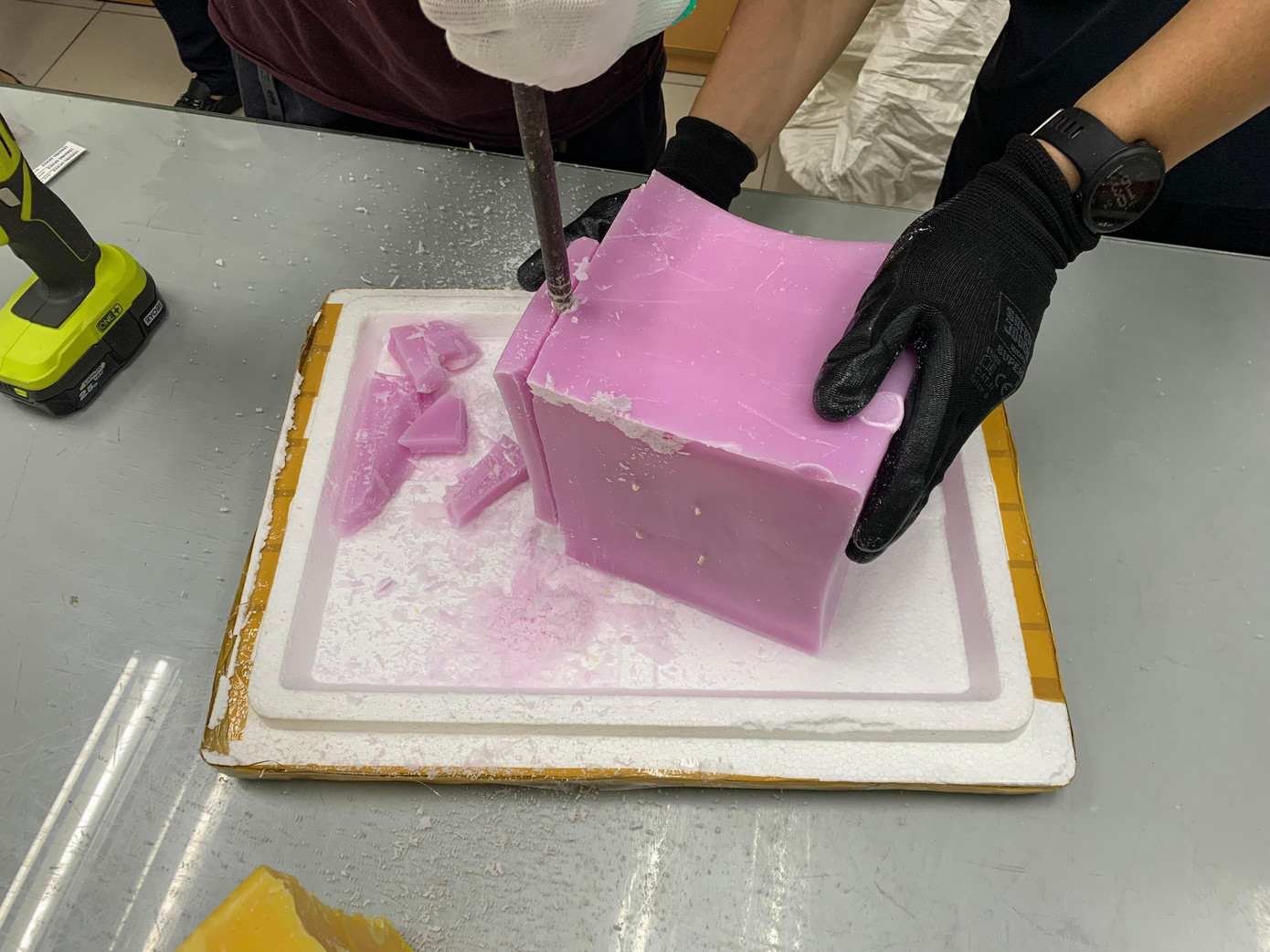 Ma túy được ngụy trang tinh vi trong các cục sáp thơm. Ma túy được ngụy trang tinh vi trong các cục sáp thơm.