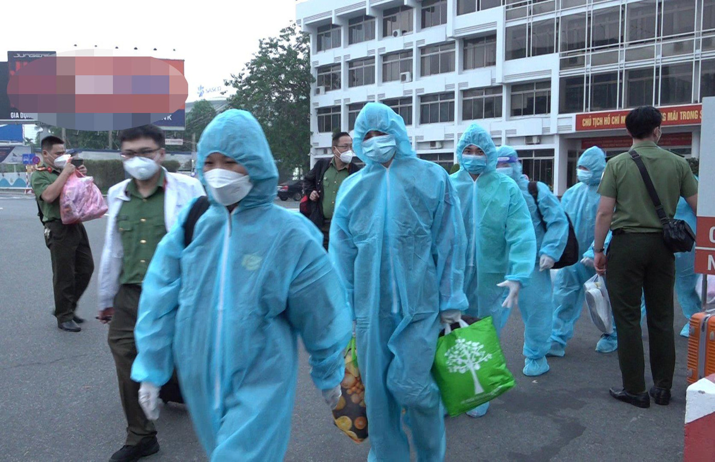 Nhóm người nhập cảnh trái phép bị trục xuất. Nhóm người nhập cảnh trái phép bị trục xuất.