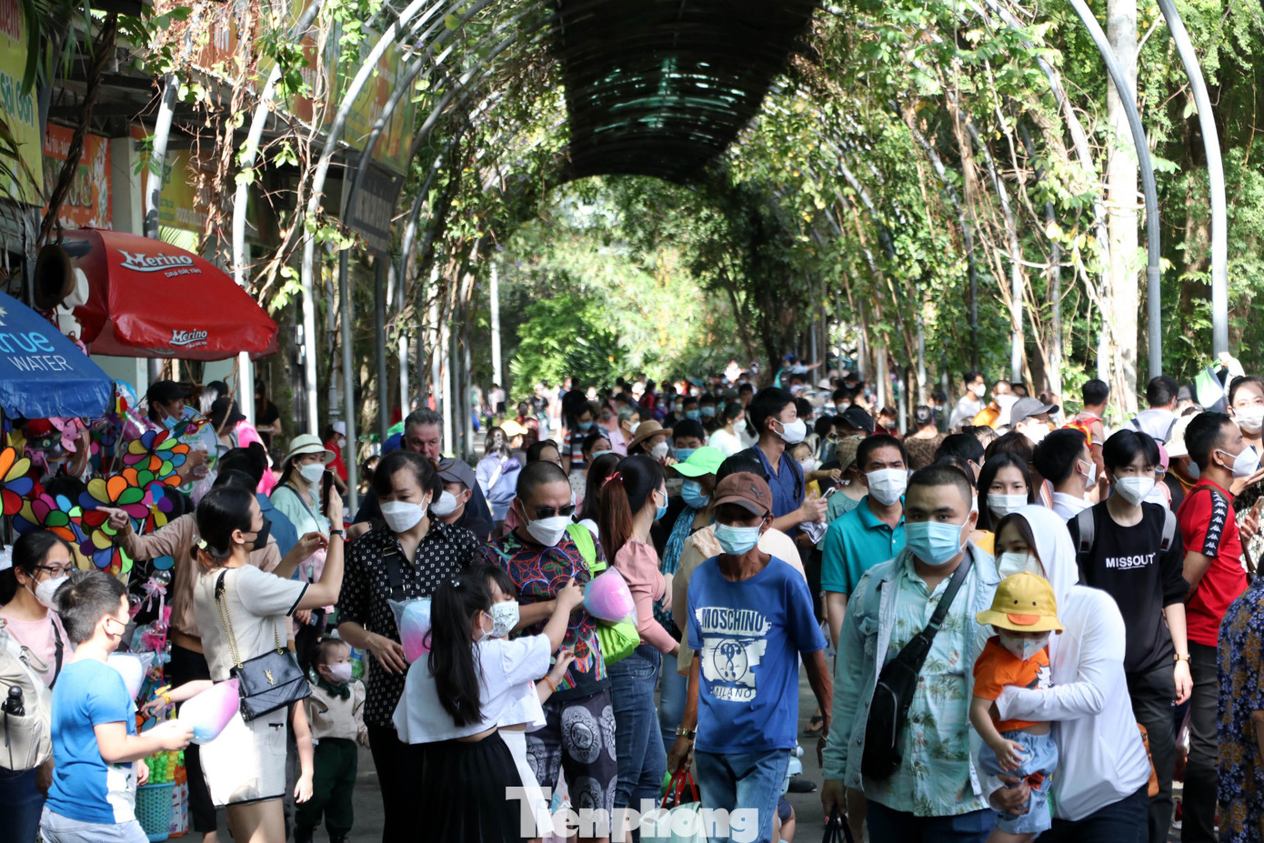 Sáng 1/1/2022, rất đông người dân TPHCM đã đổ về Thảo Cầm Viên Sài Gòn để mua vé vào trong tham quan, vui chơi ngày đầu năm.