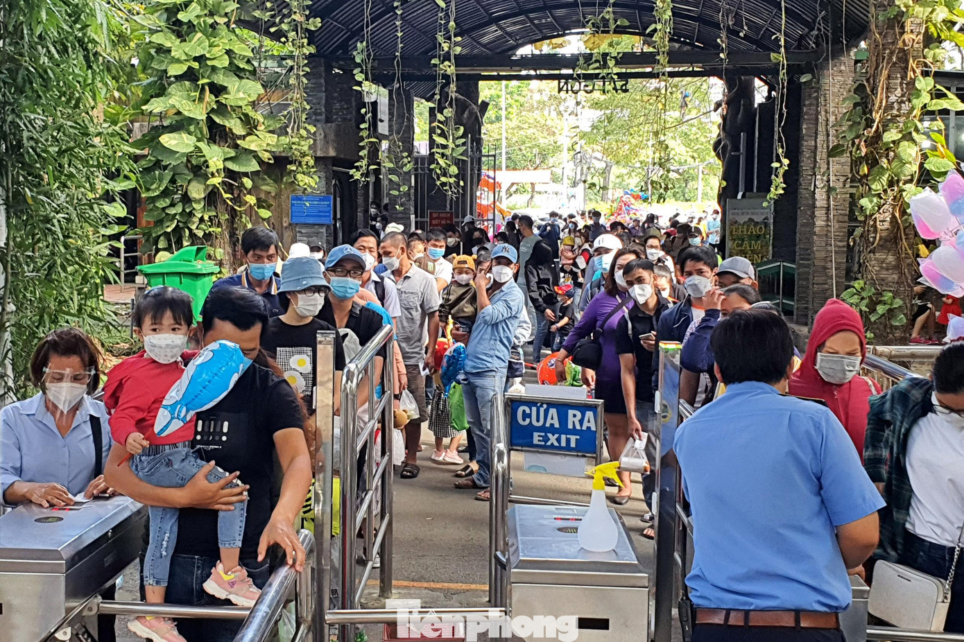 Ghi nhận của phóng viên, từ khoảng 9 giờ sáng, dòng người bắt đầu đổ về Thảo Cầm Viên xếp hàng mua vé vào cổng.