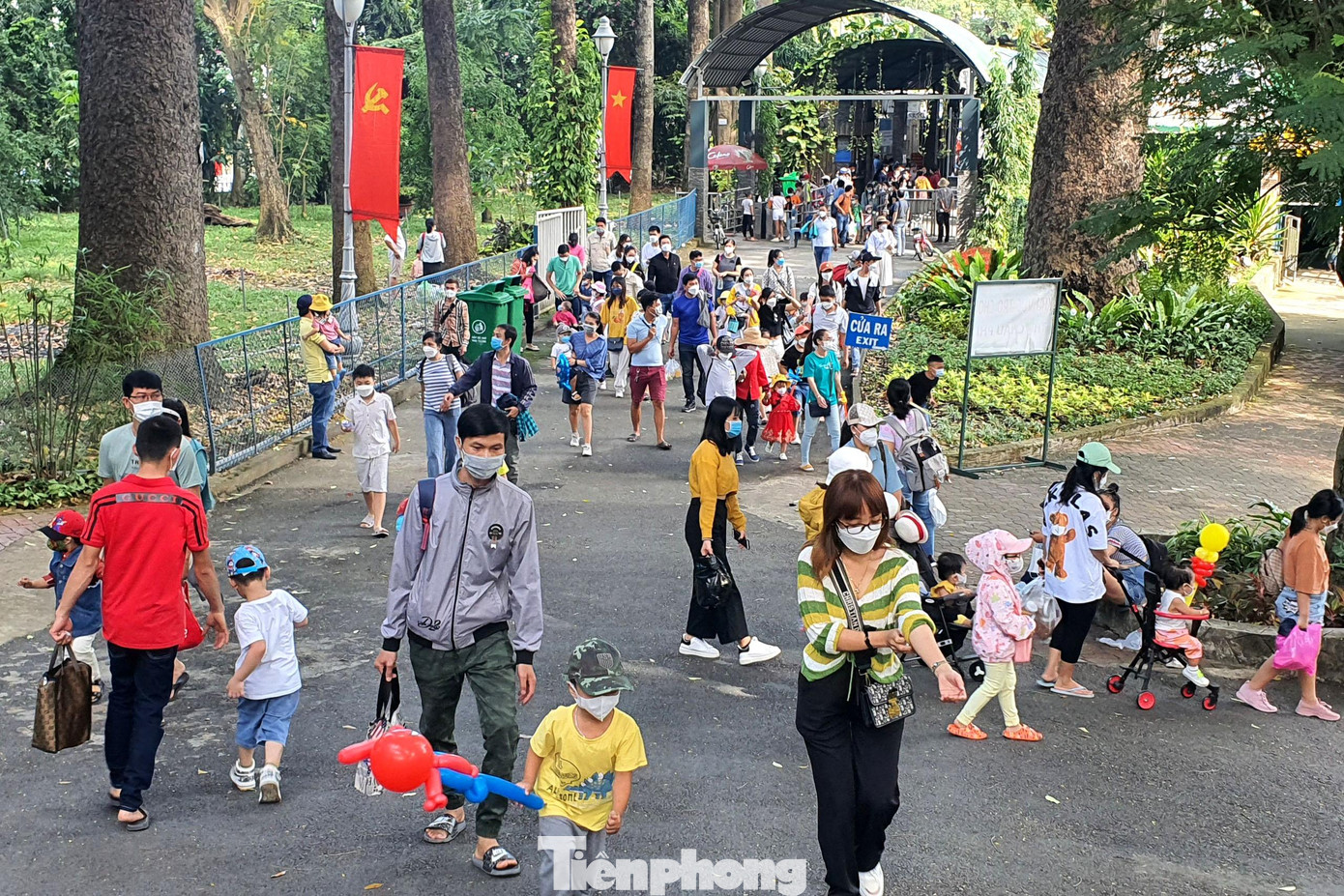 Đến hơn 10h, dòng người đến tham quan Thảo Cầm Viên vẫn tiếp tục tăng cao. Theo quan sát của phóng viên, tuyệt đại đa số người dân đến đây đều đeo khẩu trang.