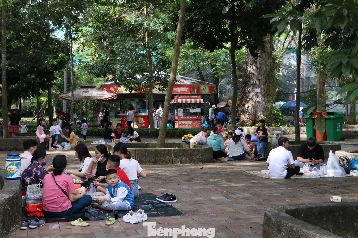 Nhiều gia đình đem theo đồ ăn thức uống, bạt trải để nghỉ ngơi sau một hồi đi vòng quanh Thảo Cầm Viên.