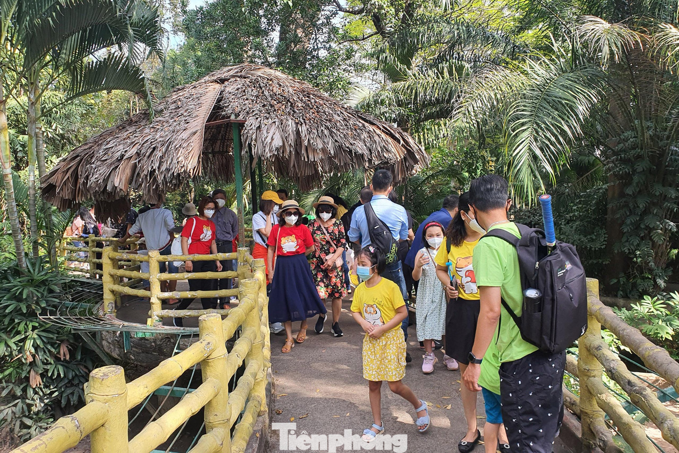 Các khu vực nuôi cá sấu, hổ, báo, gấu... luôn đông nghẹt người. Nhiều người chen chân tìm vị trí đứng thích hợp để chụp ảnh lưu niệm.