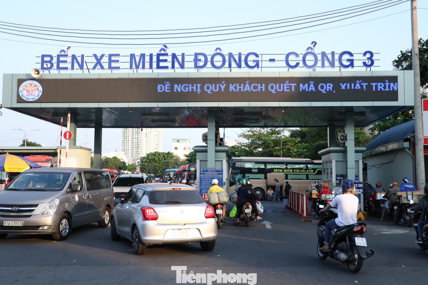 Nếu người dân có biểu hiện mắc COVID-19 thì phải hạn chế tiếp xúc và hạn chế đi lại, thông báo ngay cho y tế địa phương để được hướng dẫn, xét nghiệm và xử lý theo quy định. Các trường hợp khác thực hiện 5K và tự theo dõi sức khỏe. Việc không phải cách ly y tế giúp người dân thoải mái hơn khi về quê đón Tết.