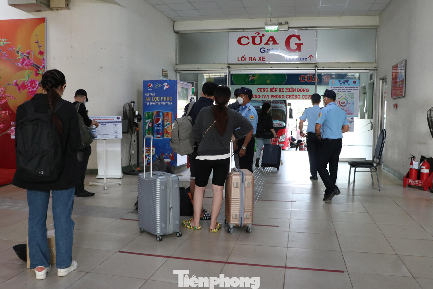 Lãnh đạo bến xe Miền Đông cho biết, lượng hành khách đến bến xe để mua vé về quê tăng nhanh trong hai ngày qua. Dự kiến lượng khách tăng cao nhất trong khoảng thời gian từ 23-27 tháng Chạp.