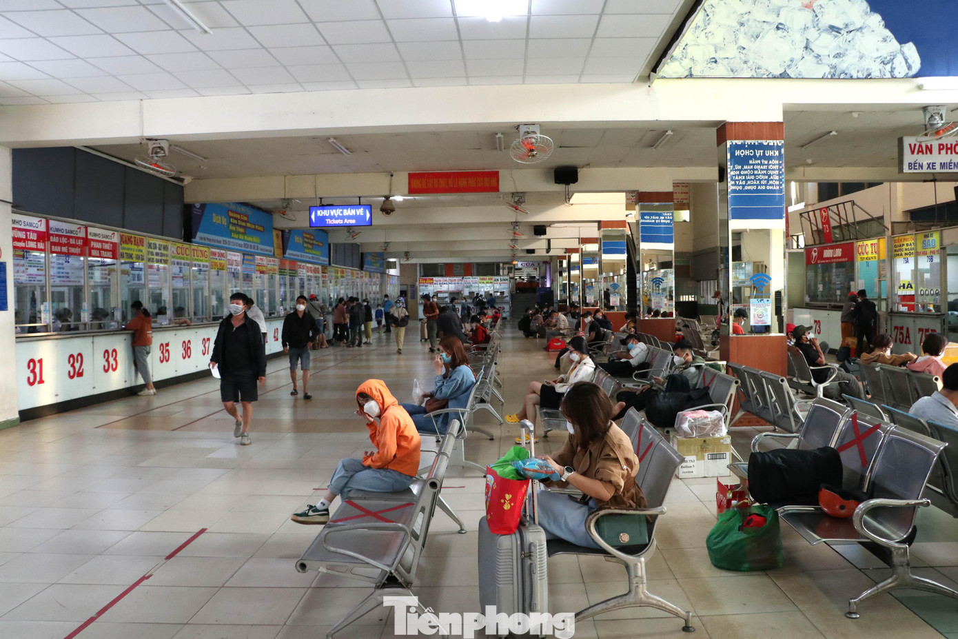 Khu vực nhà ga chờ ra xe cũng đông hơn hẳn so với những ngày trước đây.