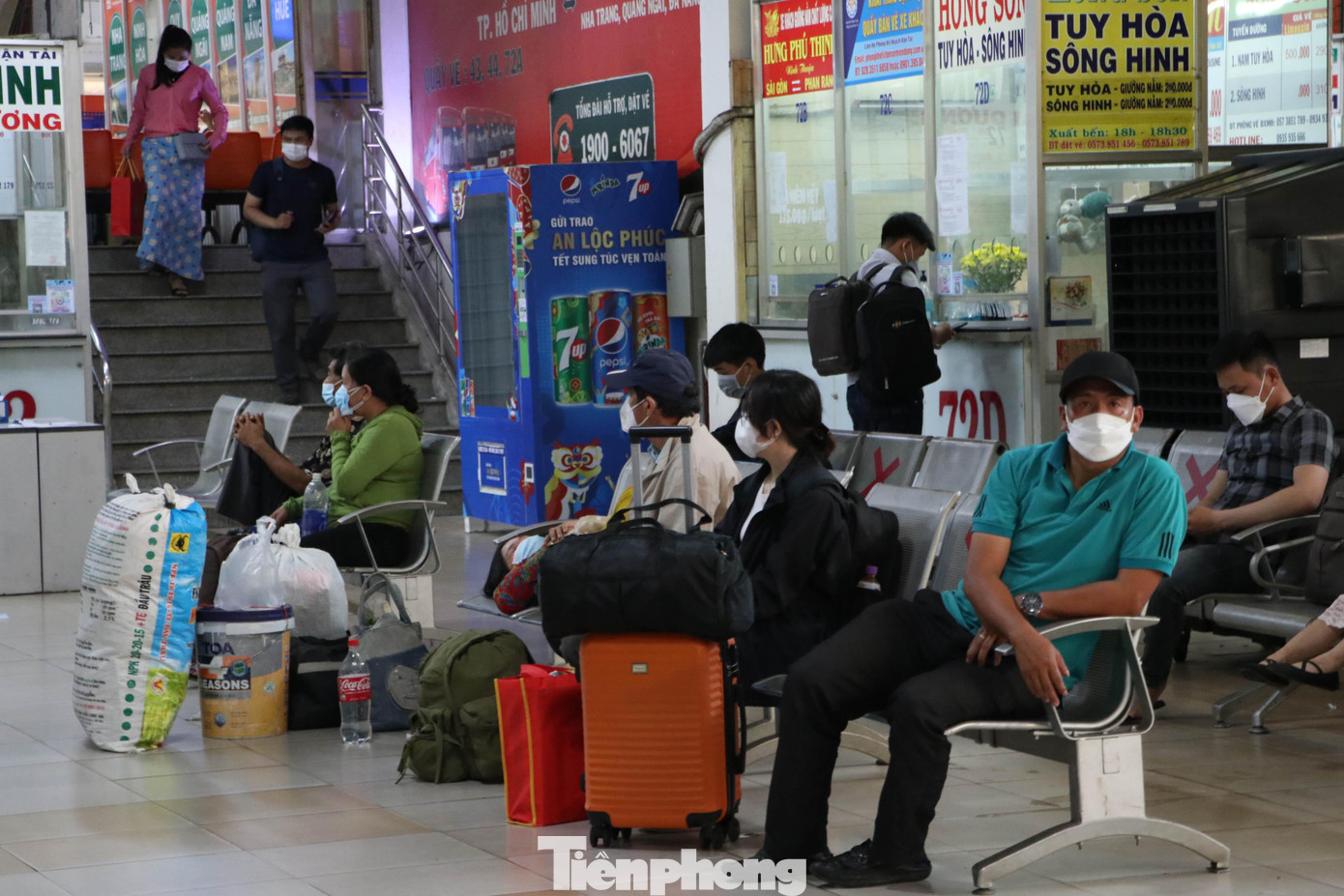 Nhiều hành khách lỉnh kỉnh đồ đạc đến bến xe từ đầu giờ trưa để mua vé. Nhưng sau 18h, xe mới xuất bến nên phải ngồi chờ nhiều tiếng đồng hồ.