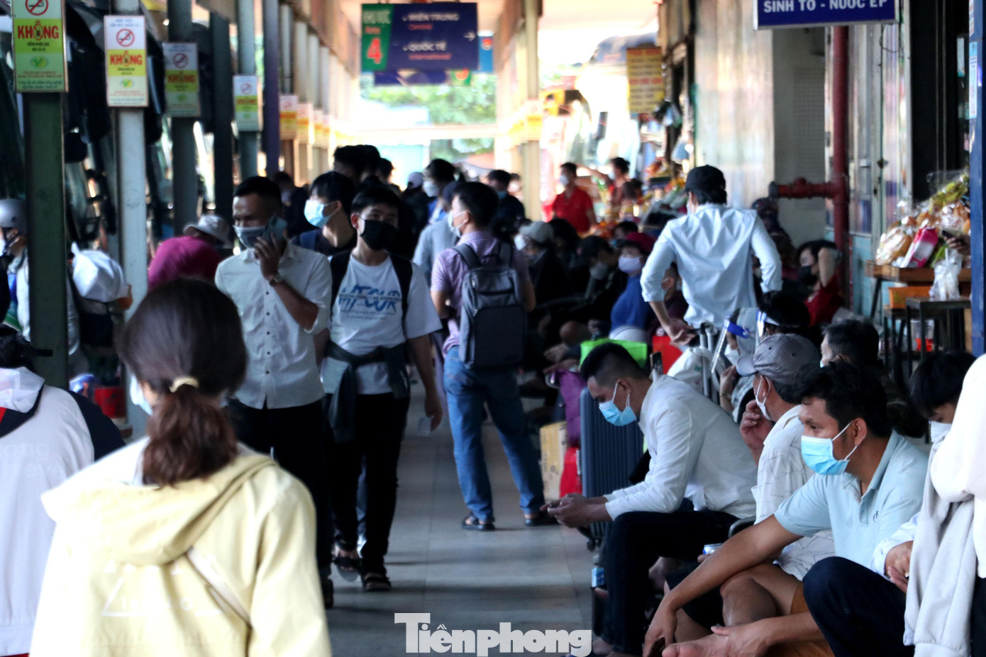 Chiều tối 23/1 (tức 21 tháng Chạp), không khí Tết đã hiện rõ ở bến xe Miền Đông (quận Bình Thạnh) khi có khá đông người dân đến mua vé để về quê đón Tết Nguyên đán Nhâm Dần 2022.