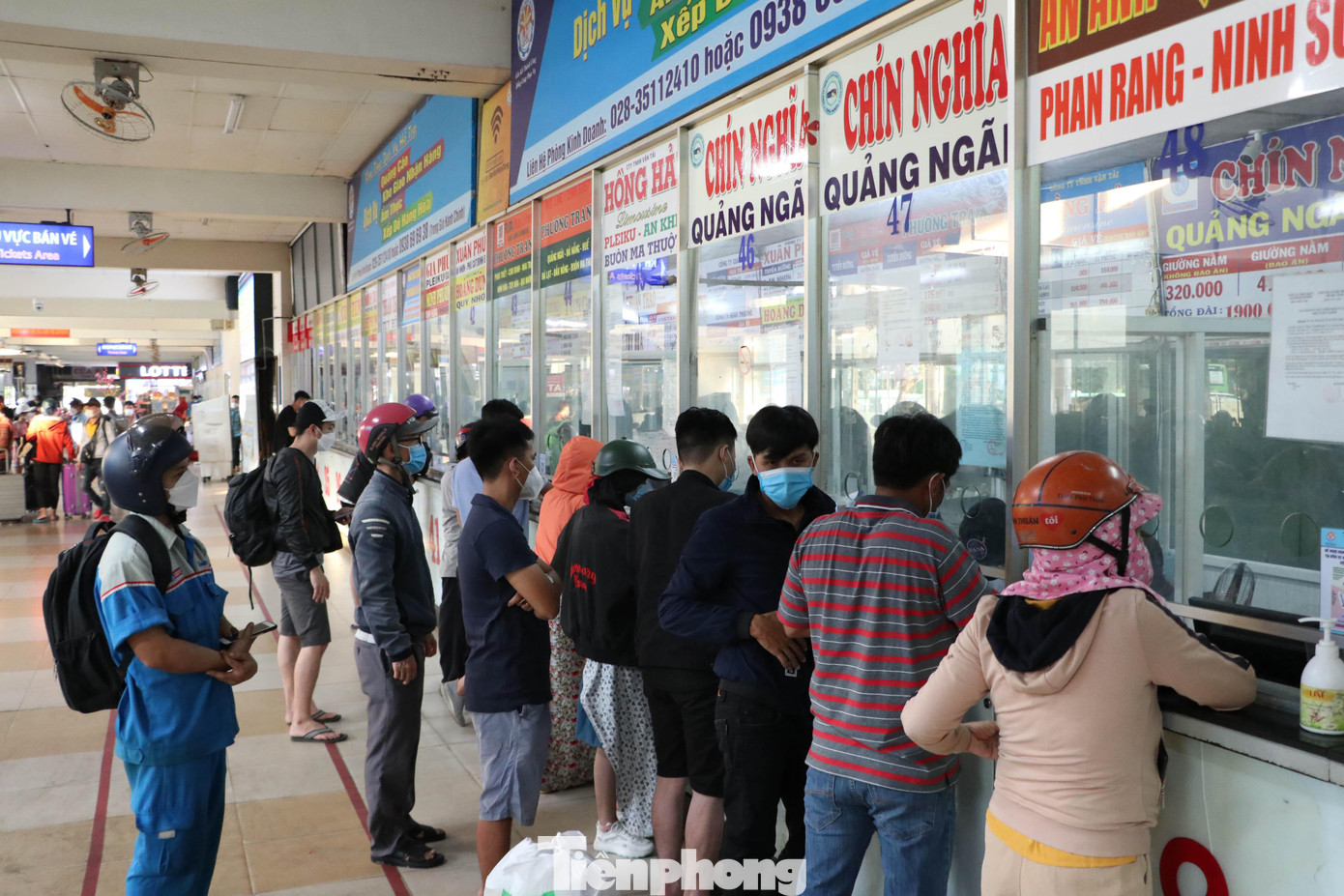 Ghi nhận của phóng viên, các quầy bán vé tại bến xe Miền Đông luôn có khách đến hỏi mua vé xe về quê.