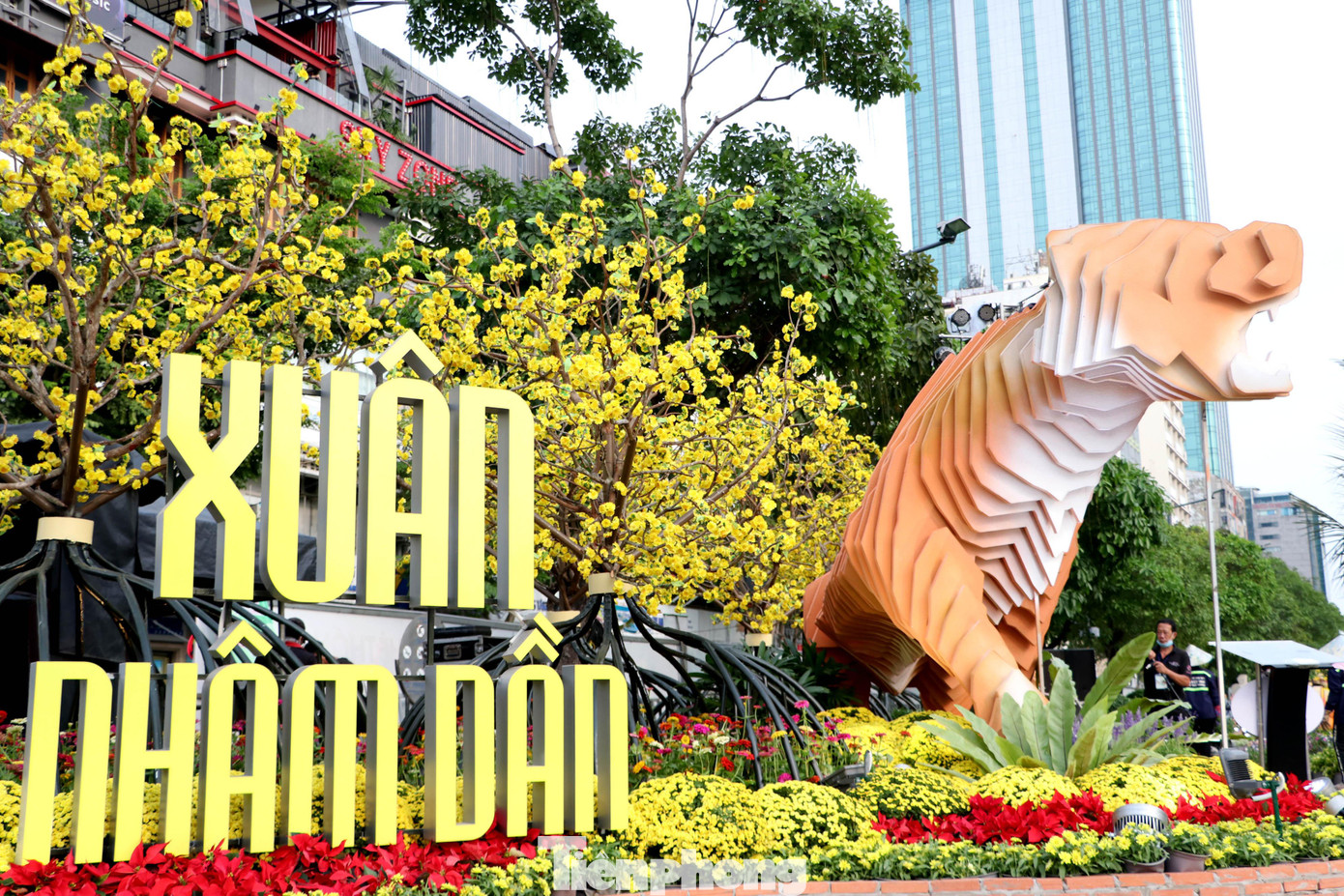 Khác với các năm trước, linh vật cổng chào đường hoa 2022 không nằm ở vị trí trung tâm mà được chuyển dời sang hai bên với hình tượng “Song hổ tương phùng” cao 3m, dài gần 7m.