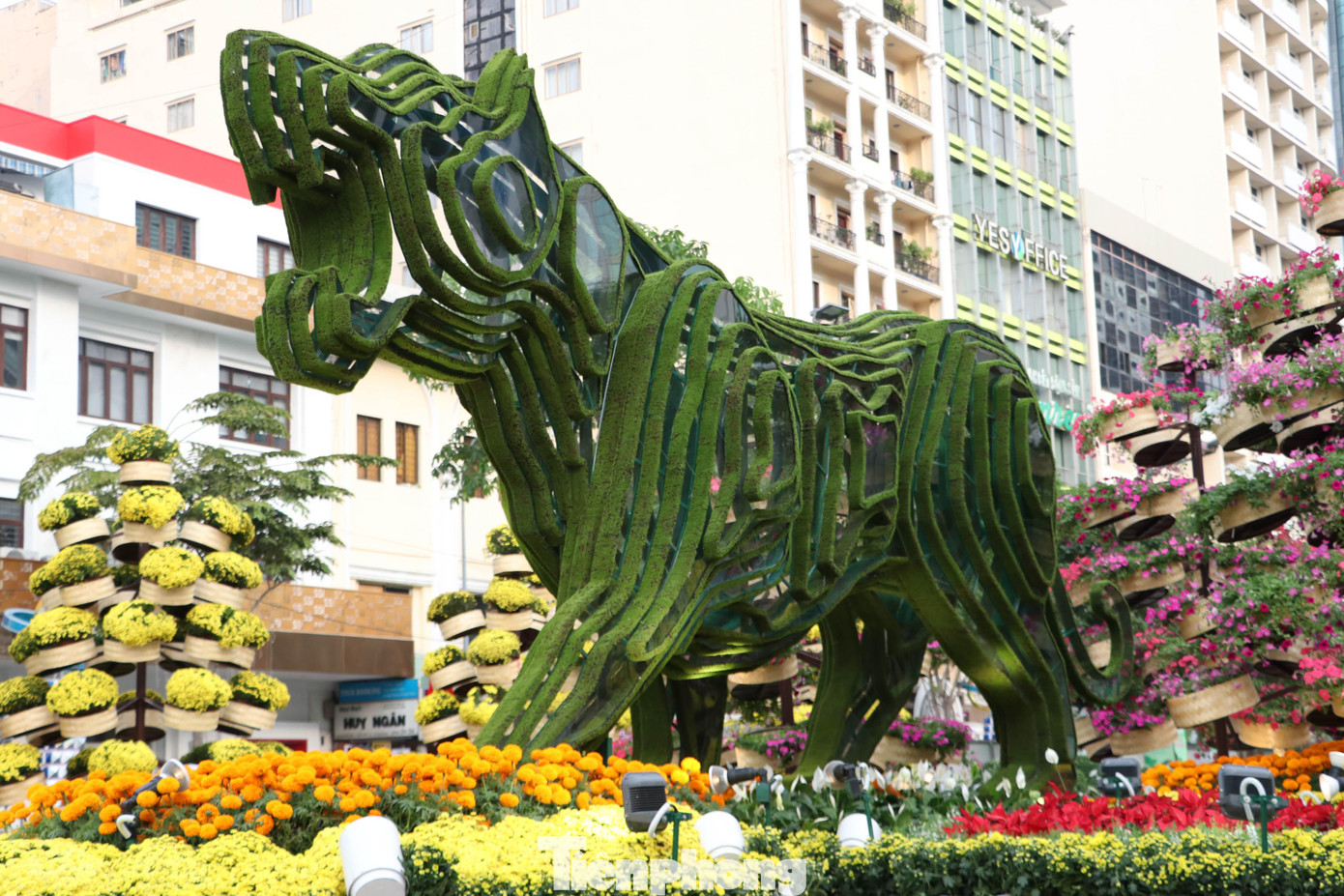 Trên đường hoa còn tái hiện hình ảnh “chúa tể sơn lâm” cao 4,6m, dài hơn 10m với sự kết hợp hài hòa giữa kính cường lực, mica và rêu cỏ.