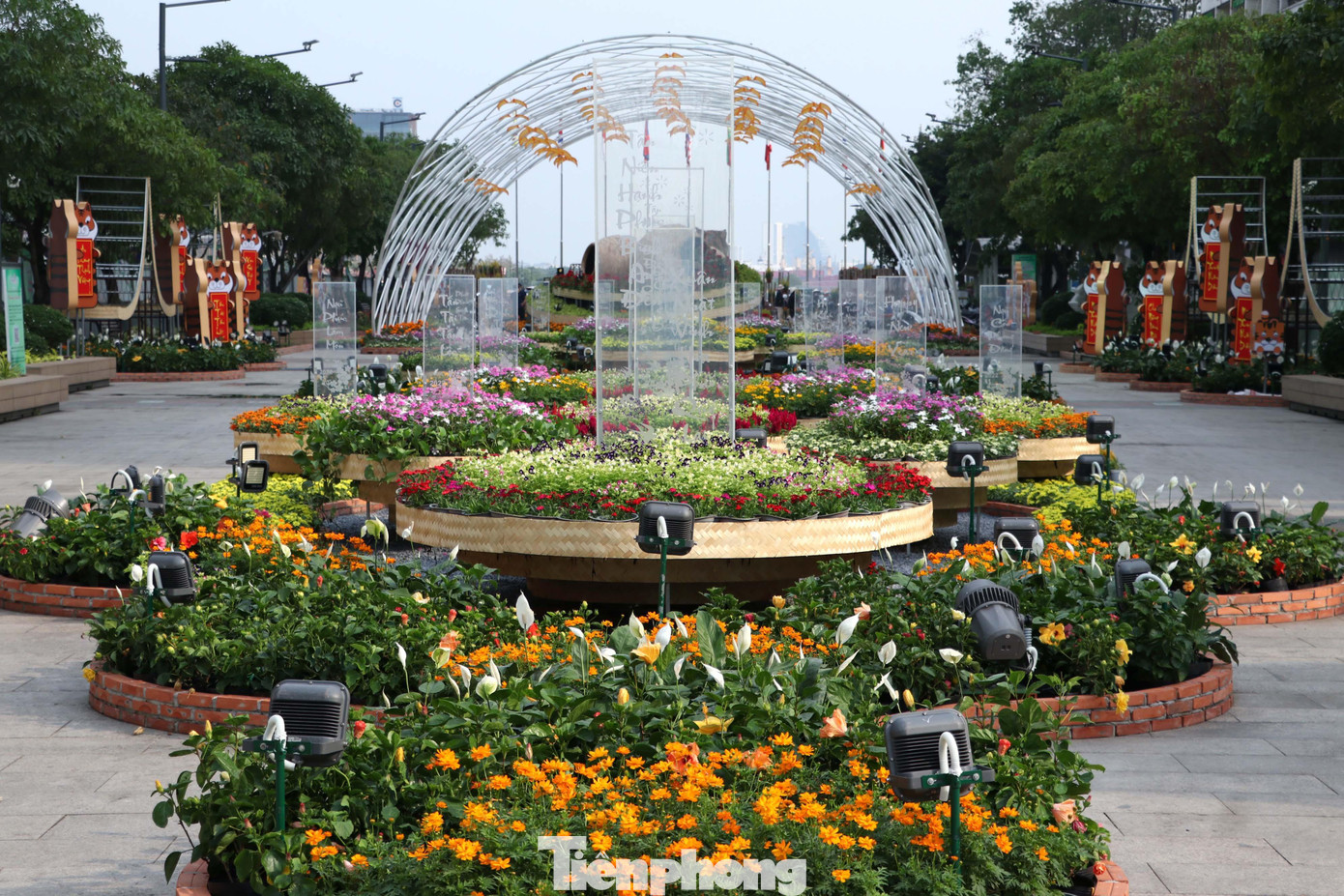 Đường hoa năm nay sử dụng 12 màn hình Led được bố trí trên các trụ cao khoảng 4m, tạo thành vòng tròn diện tích khoảng 140m2, bên trên là bông hoa lớn 4 màu được kết bởi các sợi dây đan dài 15m chạy dọc theo hệ thống cáp và sợi cước.