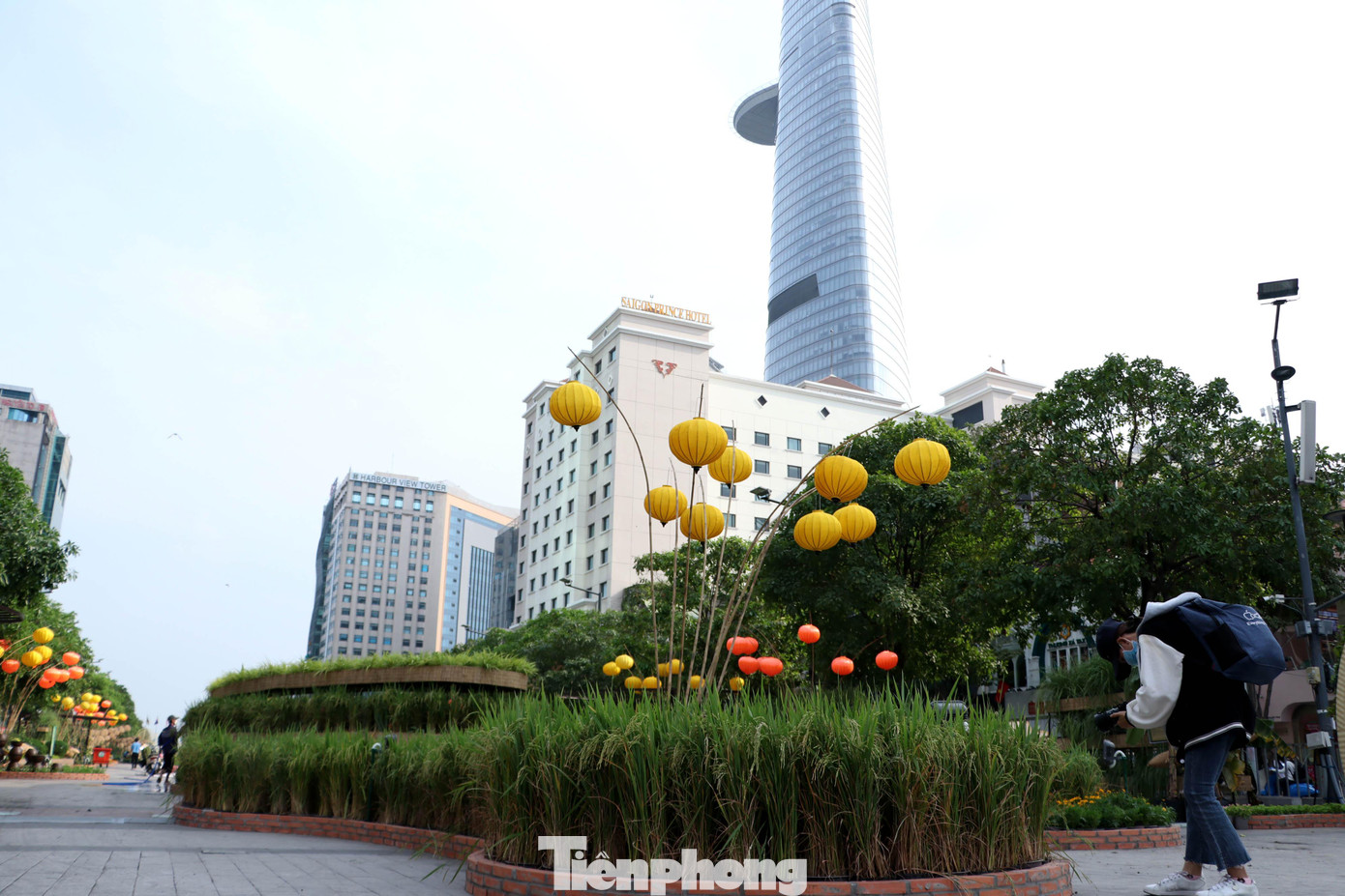 Dọc đường hoa là những hình ảnh quen thuộc nhưng được thể hiện theo thủ pháp hoàn toàn mới. Cánh đồng lúa truyền thống từng xuất hiện nhiều lần trên đường hoa, năm nay được thể hiện mềm mại, uốn lượn như dải lụa và được phân tầng rõ rệt với độ cao đến 2m.