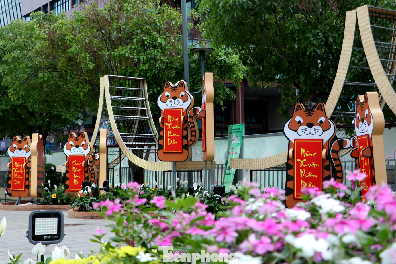 Với chủ đề “Xuân quê hương, ấm tình nhân ái”, đường hoa Nguyễn Huệ Tết Nhâm Dần 2022 ghi đậm dấu ấn về một “giai đoạn lịch sử” khó quên của TPHCM đang từng bước hồi sinh sau khi trải qua nhiều tháng là tâm dịch của cả nước.