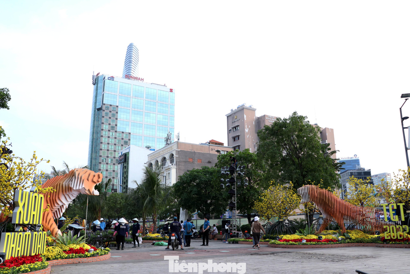 Chiều 28/1 (26 tháng Chạp), hàng chục công nhân đang khẩn trương hoàn thiện các công việc thi công cuối cùng trên đường hoa Nguyễn Huệ Tết Nguyên đán Nhâm Dần 2022 để chuẩn bị mở cửa đón khách tham quan.