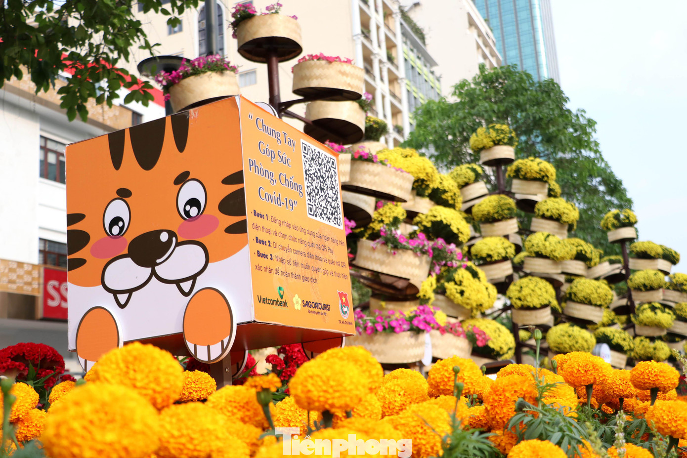 Dọc theo khu vực đường hoa còn bố trí những tấm bảng với mã QR Code để sẵn sàng đón nhận sự sẻ chia của mọi người qua hệ thống ví điện tử.