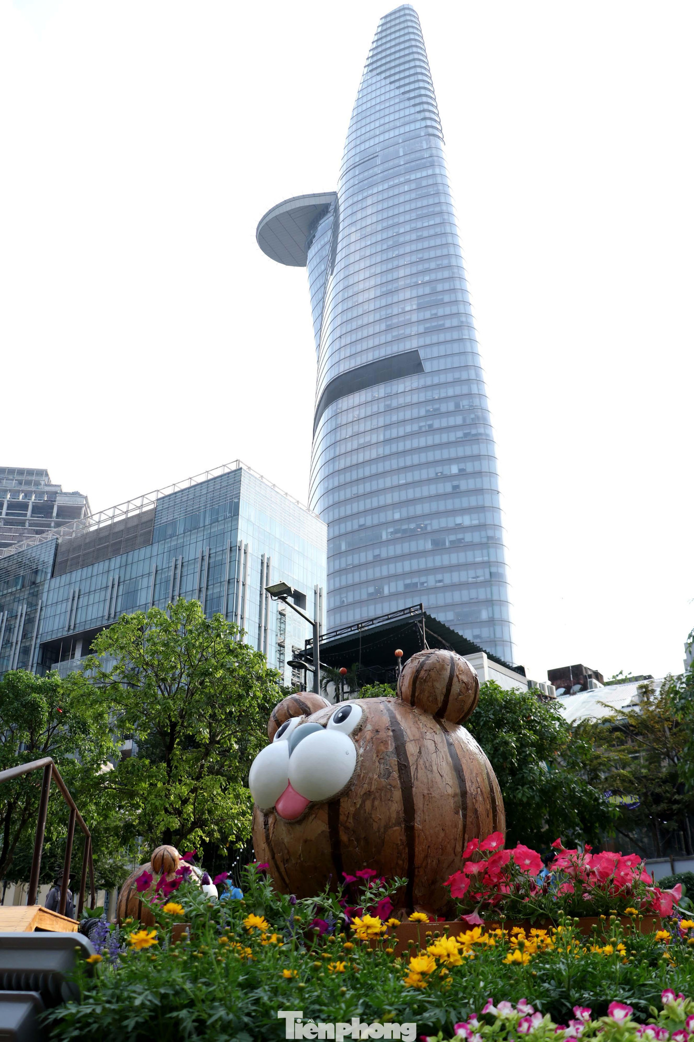 Những linh vật hổ được bao quanh bởi nhiều loài hoa, tạo điểm khác biệt để khách tham quan có thể thoải mái chụp hình lưu niệm.