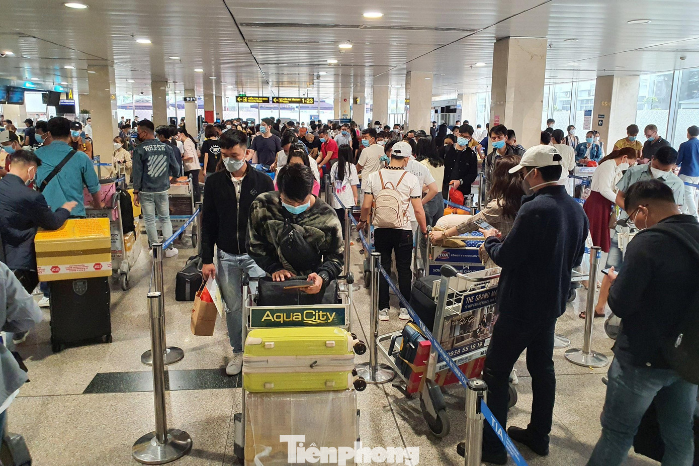 Sân bay Tân Sơn Nhất đã hay đổi hình thức truyền đạt thông tin chuyến bay từ phát thanh sang thể hiện trên màn hình hiển thị thông tin (FIDS). Thông tin chuyến bay tại các màn hình được cập nhật liên tục, hành khách chú ý theo dõi để biết giờ ra cửa khởi hành đảm bảo không bị lỡ chuyến.